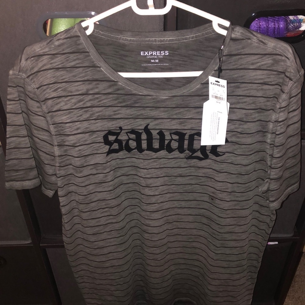 Men’s gray striped t shirt